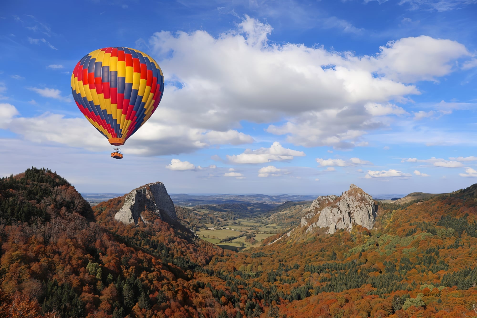 Ballon à air chaud survolant le volcan. Auvergne, France