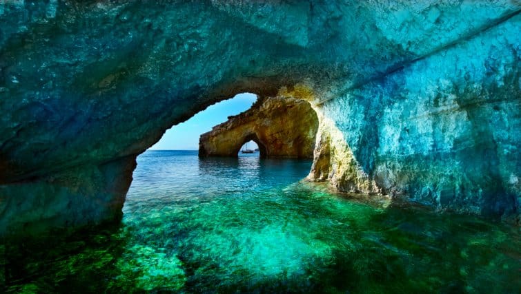 Grèce, l'île de Zakynthos. Une des plus belles grottes bleues du monde. La mer Ionienne. Grottes bleues de l'île de Zakynthos