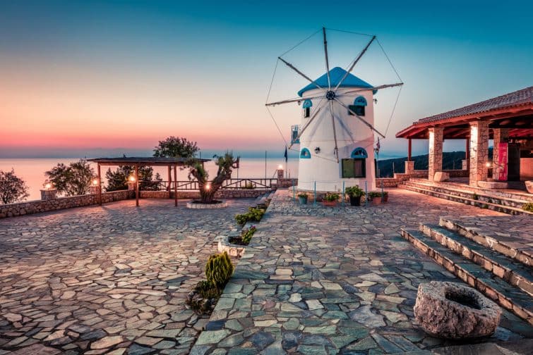 Vue captivante du matin sur le moulin à vent de la potamite. Lever de soleil de printemps coloré sur l'île de Zakynthos, emplacement de Kalgorithi, mer Ionienne, Grèce, Europe. Beauté du fond du concept de campagne.