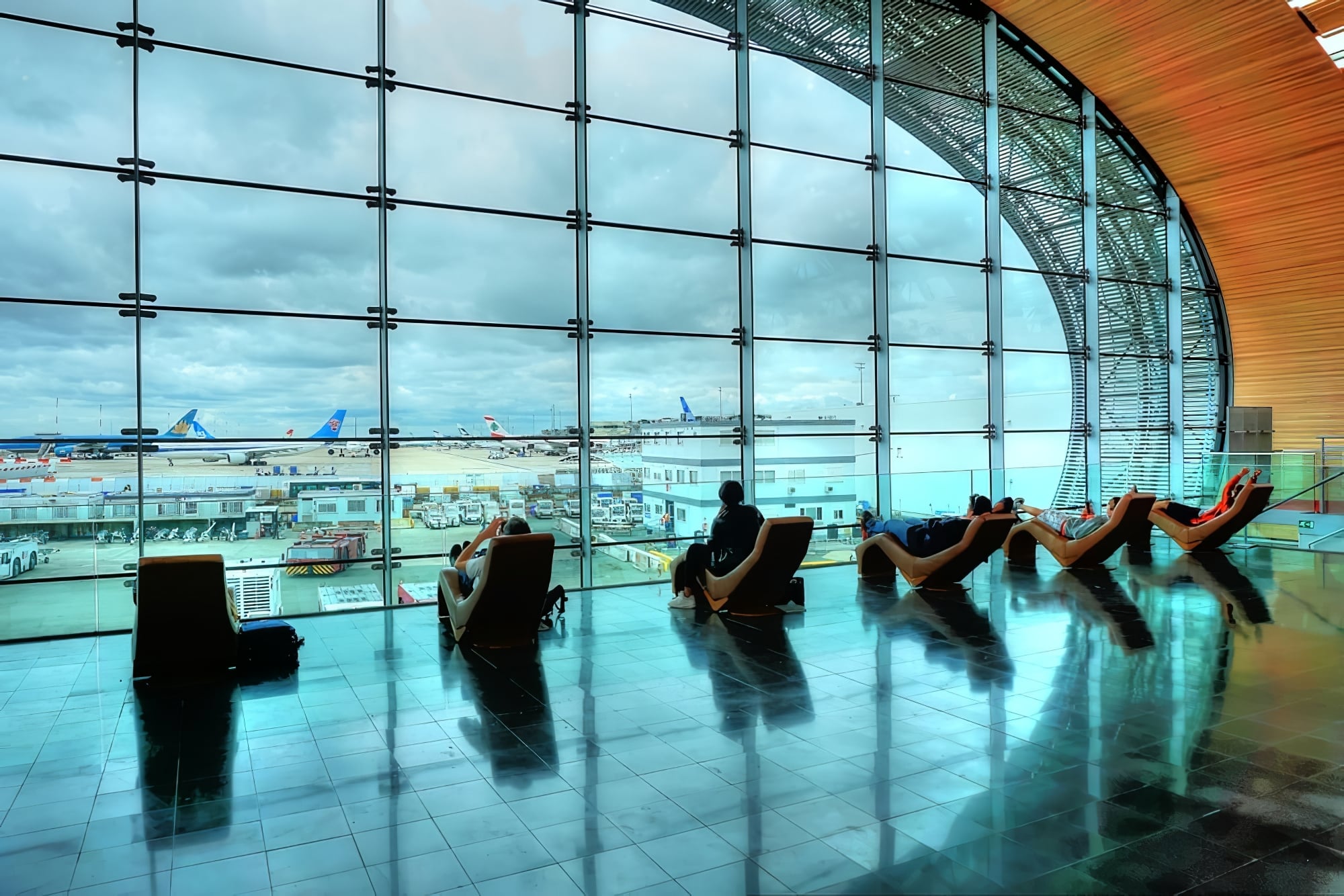 Voyageurs attendant dans une aire de repos à l'aéroport Paris-Charles de Gaulle