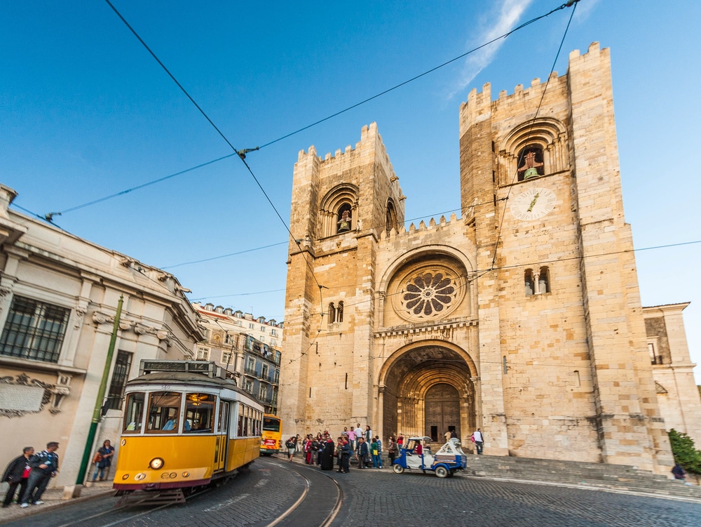 Cathédrale Sé et tram 28, Lisbone