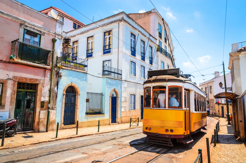 Tram 28 dans le quartier de l'Alfama à Lisbonne