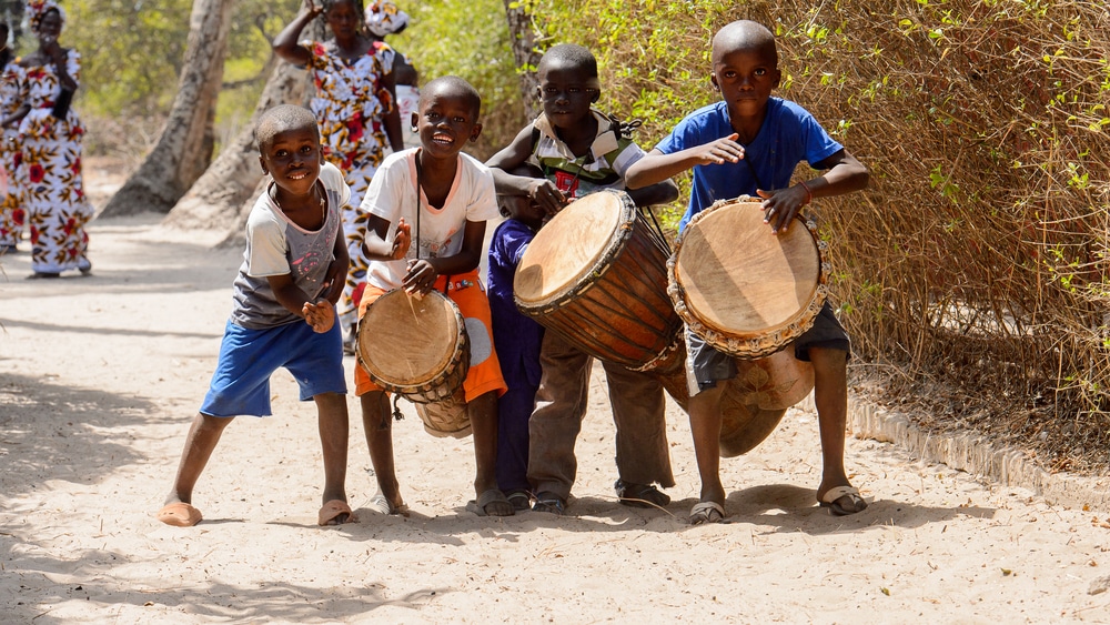 Africains jouant du djembé dans la région de Casamance