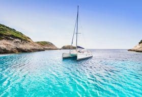 Belle baie avec catamaran à voile, île de Corse, France
