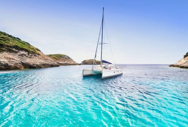 Location de bateau en Corse : idées d’itinéraires en catamaran ou voilier