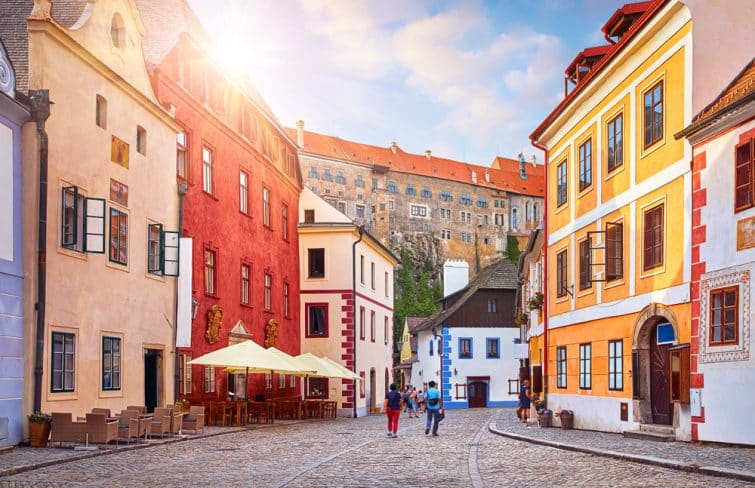 Cesky Krumlov, République tchèque. Ancienne rue avec de vieilles maisons. Coucher de soleil le soir.