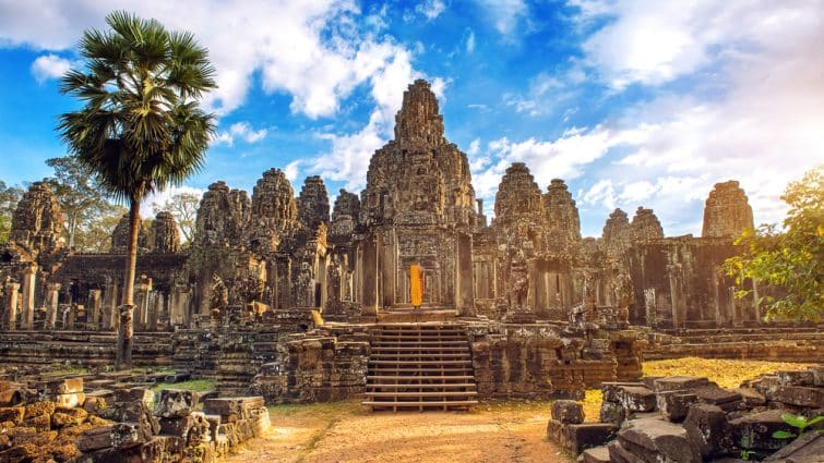 Antichi volti di pietra al tramonto dal Tempio di Bayon, Angkor Wat, Siam Reap, Cambogia.