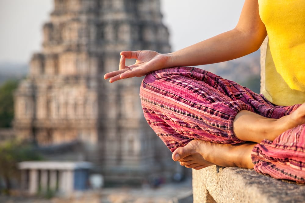 Femme faisant une méditation près du temple de Virupaksha à Hampi, Karnataka, Inde