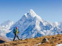 Joyeux randonneur marchant dans les montagnes, liberté et bonheur, accomplissement en montagne. Himalaya, Everest Base Camp trek, Népal