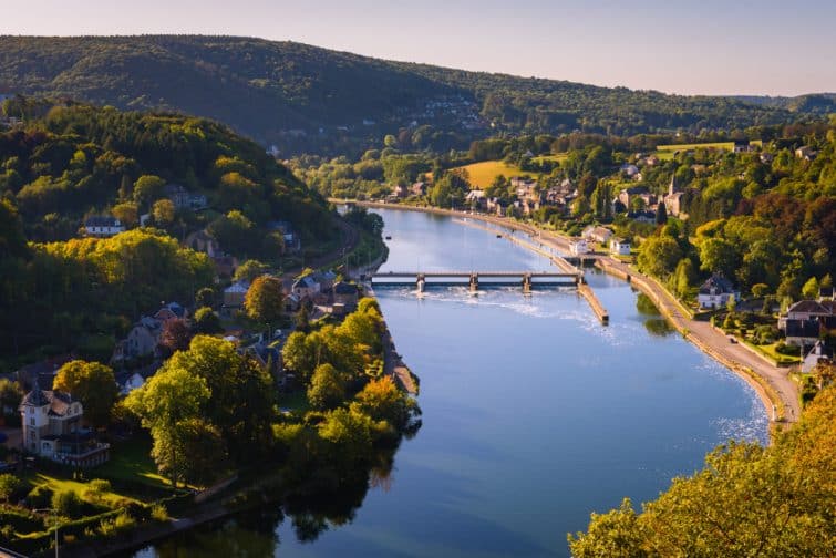 La vallée de la Meuse dans les collines près de Dinant et Namur.