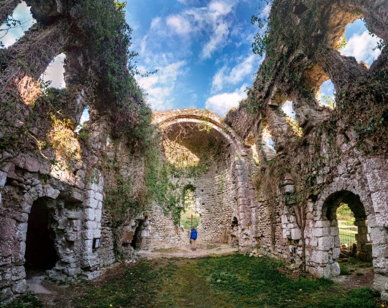 Le Vieux Cimetière. Bâtiment monastique historique à l'extérieur du cimetière Saint-Kevin à Glendalough, comté de Wicklow, Irlande.
