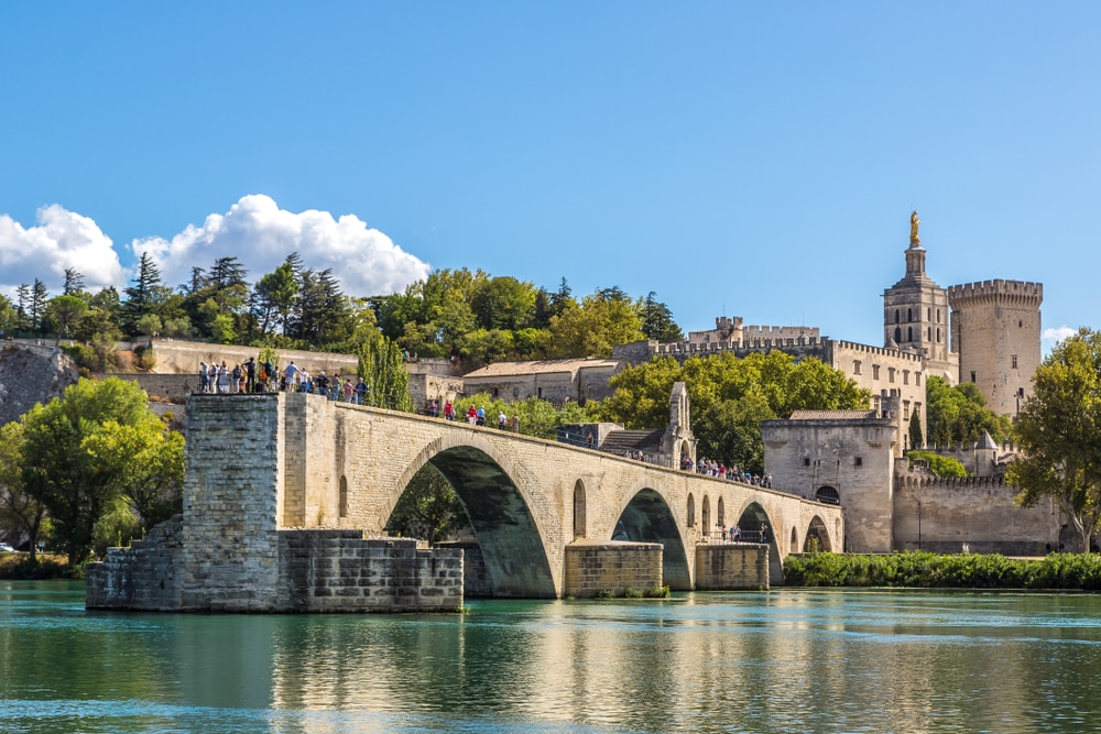Il ponte Saint-Benezet e il Palazzo dei Papi ad Avignone in una bella giornata estiva, Francia