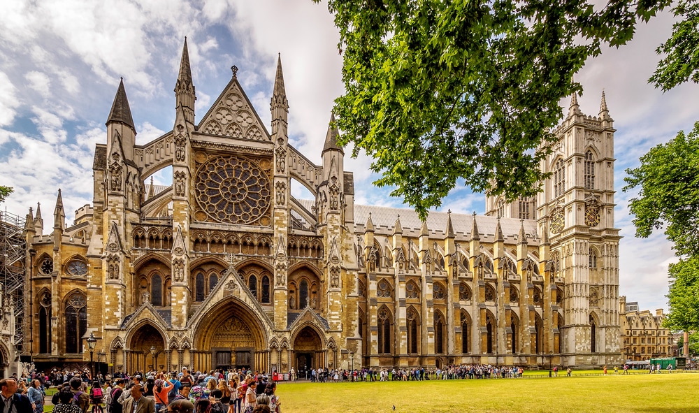 Panorama sur l'abbaye de Westminster, Londres en haute saison.
