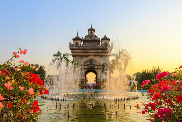 Patuxai Gate dans le quartier de Thannon Lanxing à Vientiane, Laos