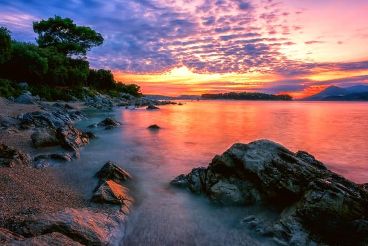 Paesaggio stagionale mozzafiato al tramonto sulla spiaggia, Lapad Bay, Croazia.
