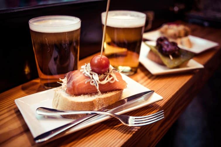 Pinchos ou pintxos, apéritif traditionnel du Pays basque. Servi avec de la bière
