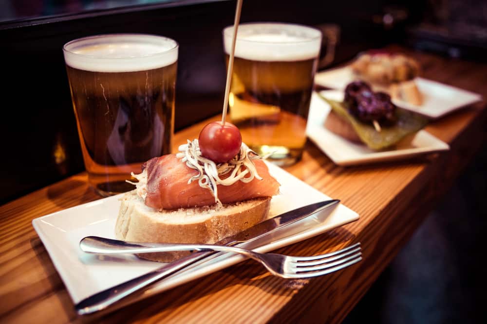 Pinchos ou pintxos, apéritif traditionnel du Pays basque. Servi avec de la bière