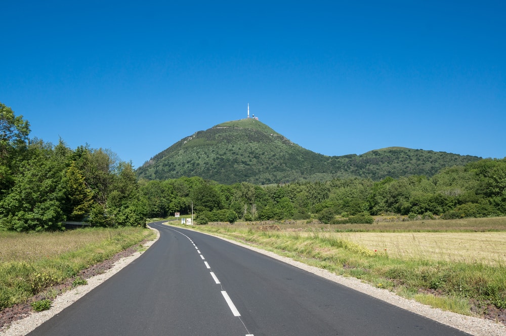 Route pour aller aux volcan d'Auvergne