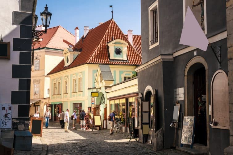 Rue médiévale dans la vieille ville de Cesky Krumlov à l'intérieur du château, République Tchèque