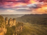 Une image du coucher de soleil sur les montagnes Bleues des Soeurs Arbres Australie
