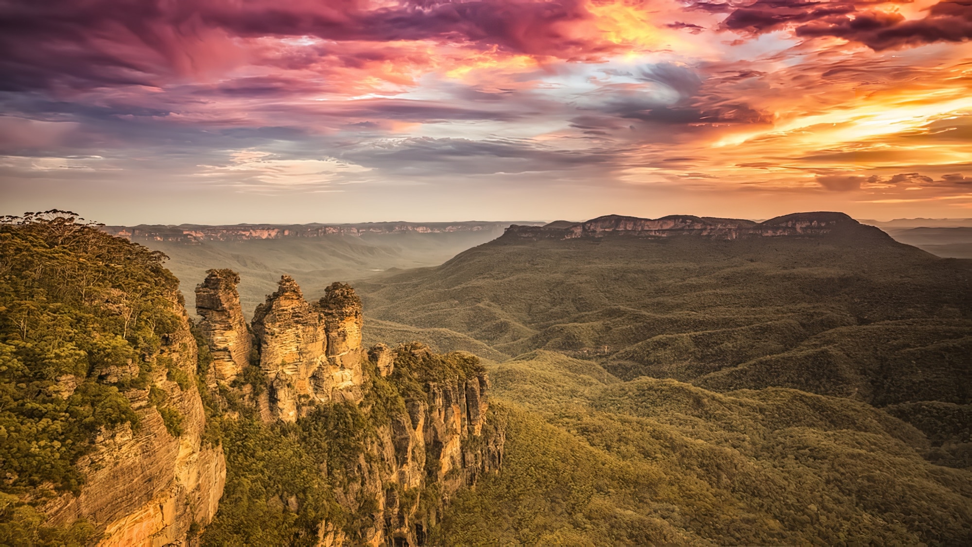 Une image du coucher de soleil sur les montagnes Bleues des Soeurs Arbres Australie