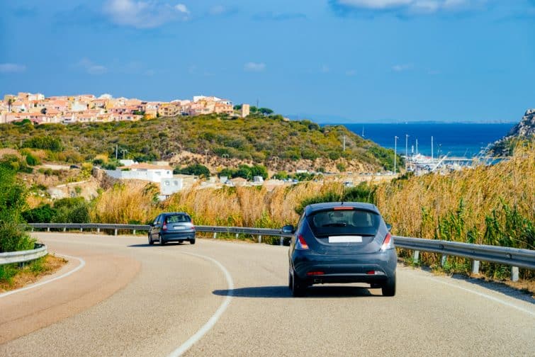Voitures sur la route de Porto Cervo sur la Costa Smeralda dans l'île de Sardaigne en Italie en été. Transport sur l'autoroute en Europe. Vue sur l'autoroute.