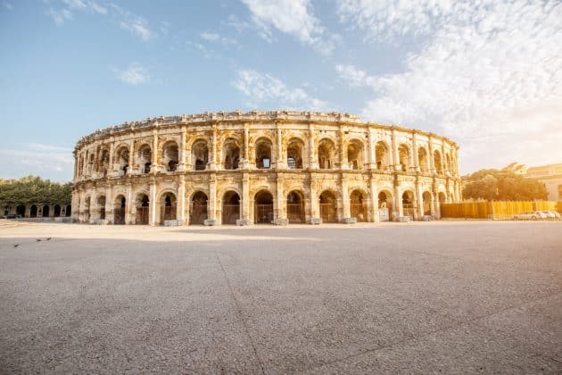 Vue matinale sur l'ancien amphithéâtre romain de la ville de Nîmes, dans la région d'Occitanie, au sud de la France