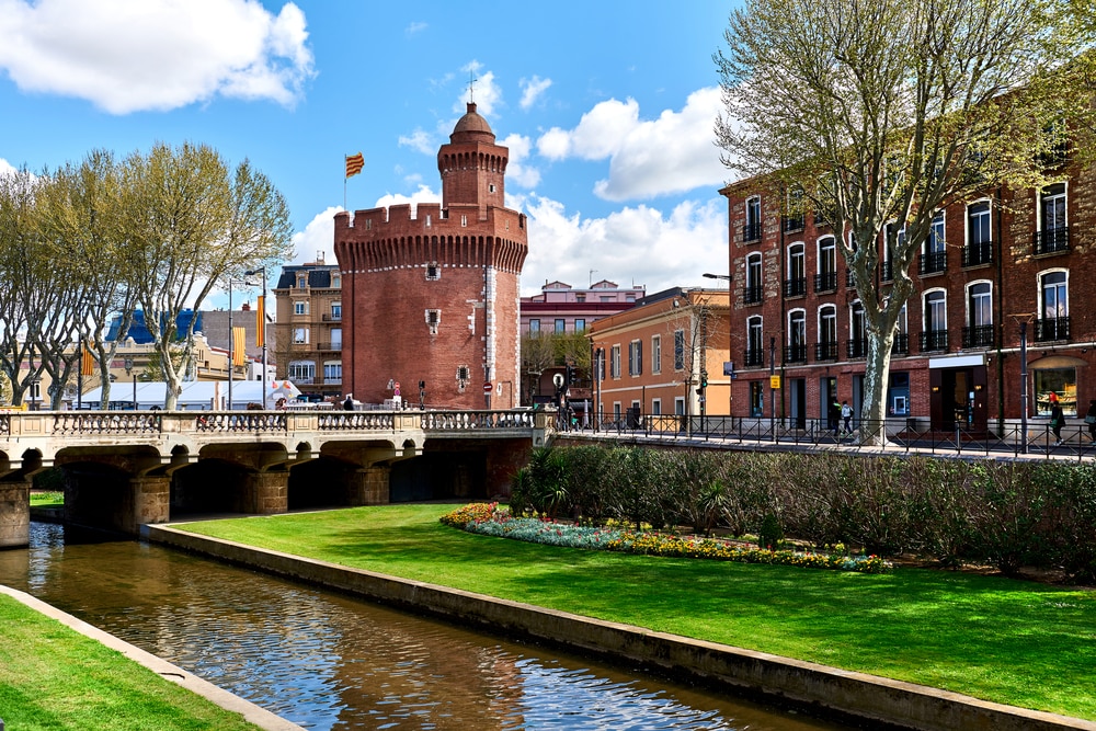 Vue sur le canal et le château de Perpignan au printemps. Pyrénées-Orientales, France