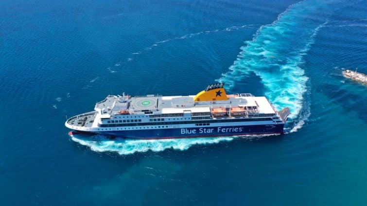 Foto aerea di un traghetto a stella blu nelle Cicladi, naxos mykonos in nave