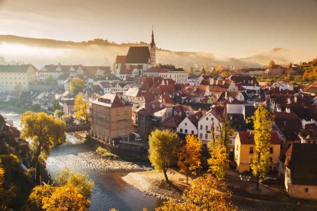 Vue panoramique de la ville historique de Cesky Krumlov avec le célèbre château de Cesky Krumlov, site classé au patrimoine mondial de l'UNESCO depuis 1992, sous une belle lumière dorée le matin au lever du soleil à l'automne, République tchèque