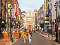Rue Saint-Anne et cathédrale Saint-Anne à Dublin