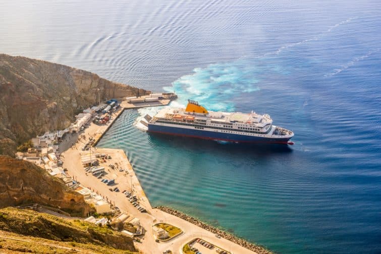 Vue aérienne d'un ferry sur l'île de Santorin en Grèce