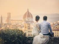 Couple de mariés faisant face au Dôme de Florence