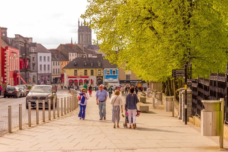 Personnes marchant de le centre historique de Kilkenny en Irlande