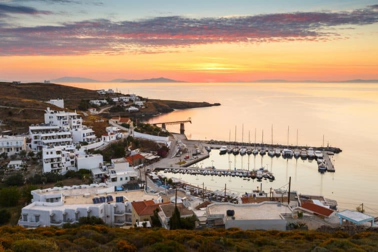 Coucher de soleil sur le village et le port de Loutra, Kythnos, Grèce