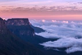 Le mont Roraima dans les nuages, Venezuela