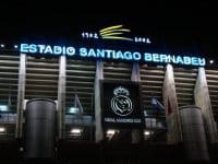 La façade du Bernabéu de nuit