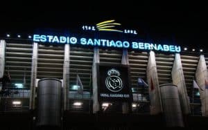 La façade du Bernabéu de nuit