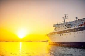 Ferry en mer et coucher de soleil