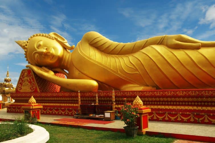 statue de bouddha couché au temple de Pha That Luang à Vientiane, Laos