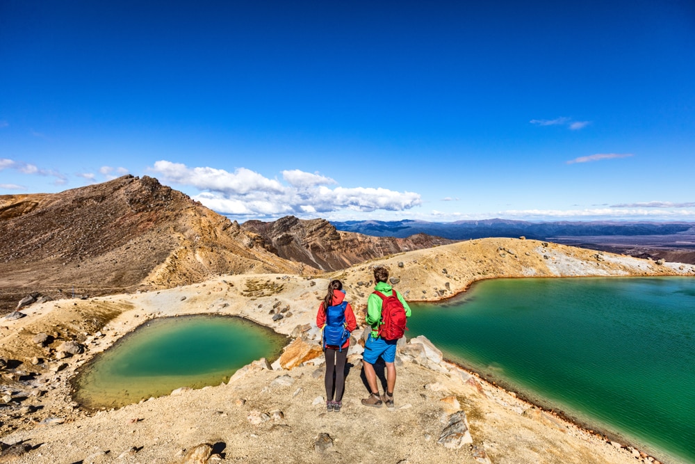 Point de vue sur les lacs dans le parc nationak de Tongariro en Nouvelle-Zélande