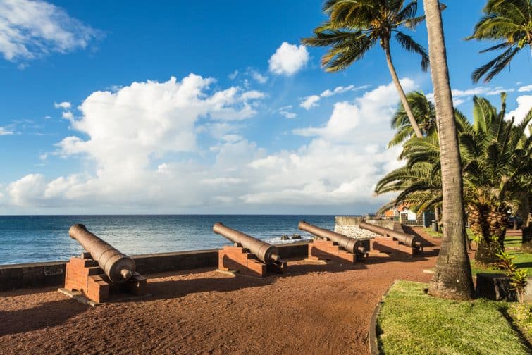 Canons historiques en bronze exposés au bord de l'eau face à l'océan Indien à Saint-Denis, la principale ville de l'île de la Réunion, un département français