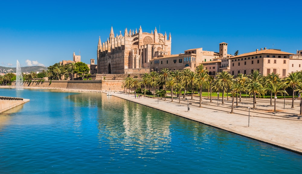 La Cattedrale di Palma di Maiorca e il Parc de la Mar nel centro storico della città, l'isola spagnola nel Mar Mediterraneo.