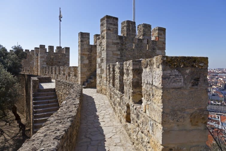 Murs et tours défensifs à Sao Jorge