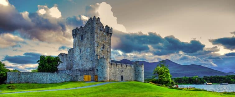 Paysage idyllique du château de Ross dans le parc national Killarney en Irlande. Voyagez en voiture à travers le Ring of Kerry.