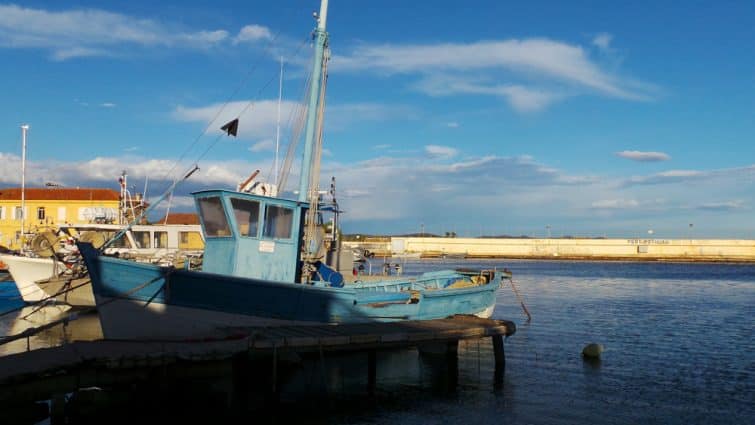 Provençal fishing boat at a dock 