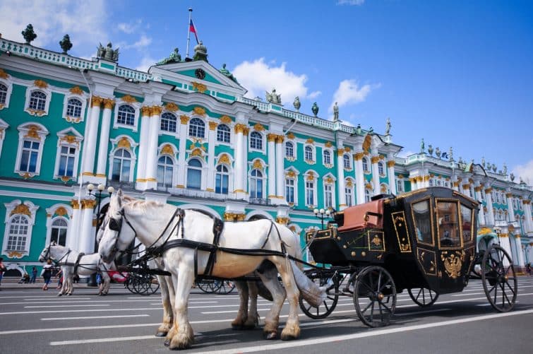 Transport près de l'Ermitage à Saint-Pétersbourg