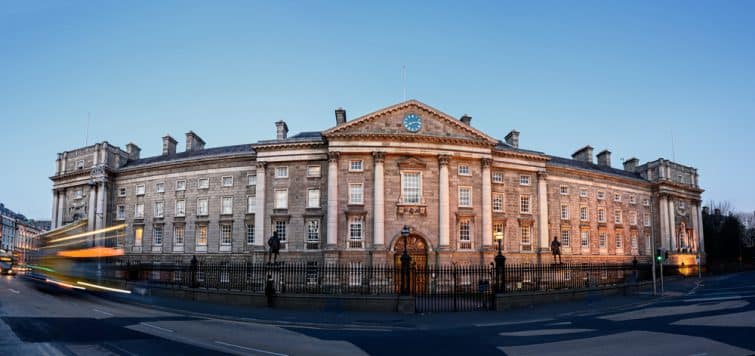 Trinity College est le seul collège constitutif de l'Université de Dublin, une université de recherche en Irlande.