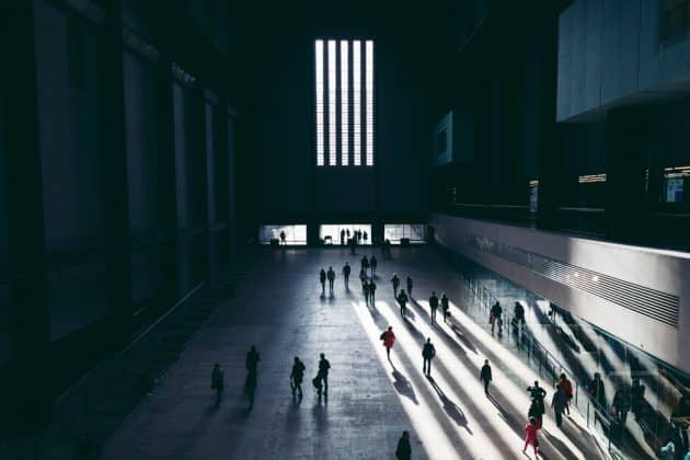 Personnes marchant dans le hall de la Tate Modern, Londres
