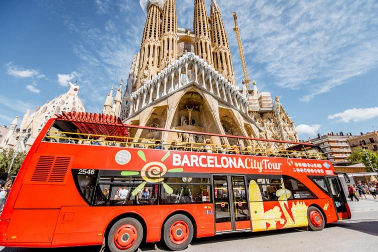 Bus city tour davant la Sagrada Familia à Barcelone